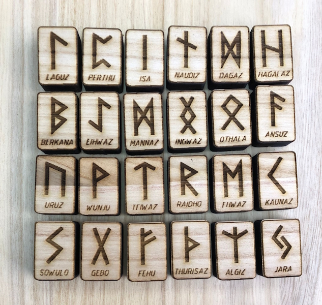 Runas Talladas en Madera de Paulownia